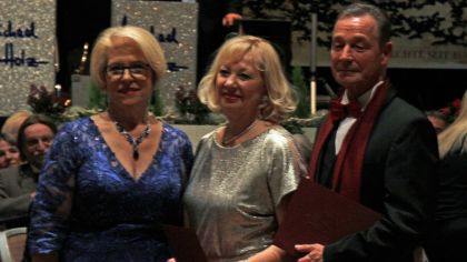 HTV-Vizepräsidentin Cornelia Straub überreichte Urkunden und Verdienstnadeln an Annette und Dirk Andrä                Bild: Cornelia Straub