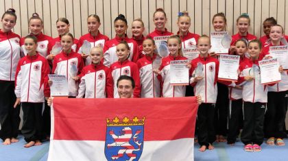 Mit starken Leistungen überzeugte das Team des Hessischen Sportakrobatik Verbands bei der Deutschen Nachwuchs-Bestenermittlung in Taucha. Zweimal Team-Silber, dreimal Platz 1 in den Einzelwertungen sowie viele gute weitere Platzierungen war die erfolgreiche Bilanz.                Foto: SVG Nieder-Liebersbach