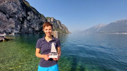 Eva Deichmann am Gardasee. Große Freude über die Trophäe der besten Apprentice-Dame.                Bild: Deichmann