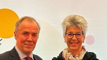 Tanja Frank, die Präsidentin des Hessischen Schützenverbandes (Mitte), zusammen mit DSB-Präsident Hans-Heinrich von Schönfels (links) und DSB-Geschäftsführer Jörg Brokamp bei der Mitgliederversammlung des DOSB.                Bild: DSB / Andreas Friedrich