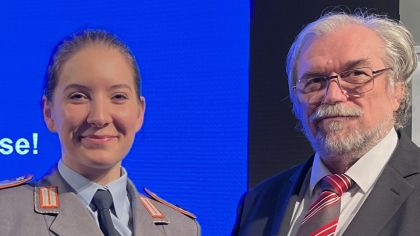 Sportschützin Doreen Vennekamp und der Sportleiter des Hessischen Schützenverbandes Otmar Martin wurden mit der Sportplakette des Landes Hessen ausgezeichnet.                 Bild: Thomas Stumpf