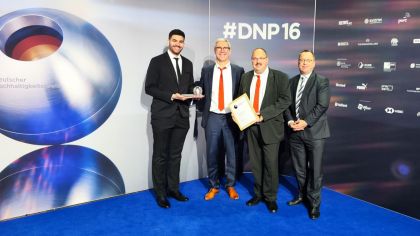 Stolze Gewinner des Deutschen Nachaltigkeitspreises (von links): Malik Walters, Jens Pr&uuml;ller, Frank Gr&uuml;bl und Andreas Klages.
                Bild: DNP