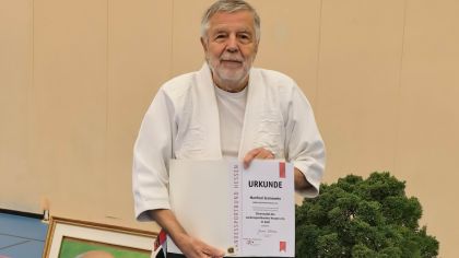 Manfred Jennewein mit Eherennadel des Landessportbundes Hessen                Bild: Aikido-Club Niedernhausen e.V.