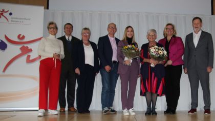 Stahlende Gesichter: Die Preistr&auml;gerinnen Sophie Wachter und Magdalena Weidner (mit Blumen) zusammen mit (v.l.) Laudatorin Dagmar Schmitt-Merkl, Dr. J&ouml;rg M&ouml;ller (VorsitzenderSportkreis Werra-Mei&szlig;ner), Brigitte Senftleben (Vorsitzende Landesausschuss Gleichstellung im Sport), Ulrich M&uuml;ller (Pr&auml;sident Hessischer Turnverband), lsb h- Pr&auml;sidentin Juliane Kuhlmann und Reinhard Schmidt-Eckhardt (Pr&auml;sident Hessischer Fachverband f&uuml;r Karate).
                Bild: lsb h