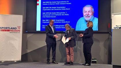 Peter Beuth und Juliane Kuhlmann überreichen Manfred Jennewein die Sportplakette des Landes Hessen                Bild: Aikido-Club Niedernhausen e.V.