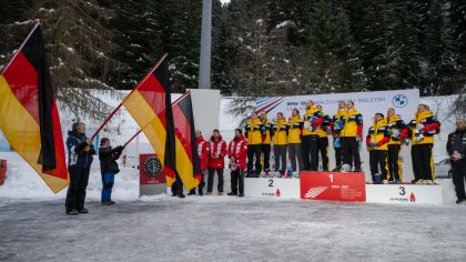 rechts : Ammour Vierer Team auf dem Siegerpodest                Bild: Visturs Lacis