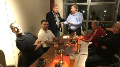 Sportkreisvorsitzender Wolfgang Fröhlich (rechts) übergibt Förderzusage an Horst Spatz vom TSV Günterfürst                Bild: Sportkreis Odenwald