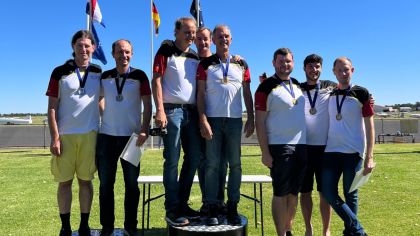 Das gesamte deutsche Team auf dem Podest bei der Siegerehrung am 15.12.2023                Bild: Franziska Pawel