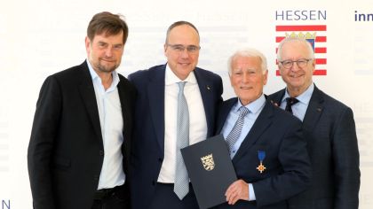 v.l. Sportkreisvorsitzender Markus Jestaedt, Peter Beuth (Minister des Innern und für Sport), Helmut Heisen (Preisträger und 2. Vorsitzender Sportkreis), Manfred Schmidt (Ehrenvorsitzender Sportkreis)                Bild: HMdIS