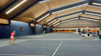 Spieler im Kampf um den Hessenmeister-Titel in Aktion                Bild: Hessischer Tennis-Verband e.V.