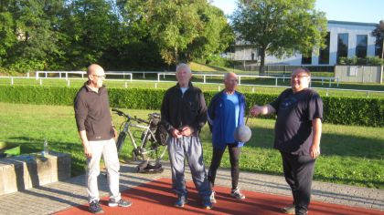 Raymond Gerbig (rechts) vom KSV Michelstadt bei einem der letzten Versuche beim Schleuderball                Bild: Klaus-Dieter Neumann