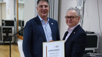 HTV-Präsident Jörg Hillenbrand und der neue Träger der DTV-Ehrennadel in Silber Wolfgang Thiel                Bild: Robert Panther (www.PantherPhotoPress.de)