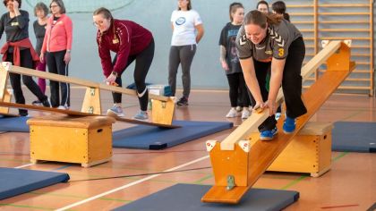 Sieht man gleich: eine Bewegungsbaustelle. Ausschnitt aus dem Seminar der Sportjugend Waldeck-Frankenberg.                Bild: Artur Worobiow
