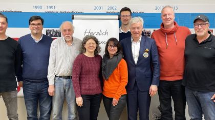 Bewilligungsbescheide über insgesamt 21872 Euro hat Sportkreis-Vize Renzo Sechi (Zweiter von links) in Oberursel an die Vorstandsmitglieder Peter Dippel (SG 1524 Seulberg), Hans-Jürgen Reuter (SV Dreieichen Riedelbach), Margaret Knape (SV Diana Wehrheim), Fabian Zimmermann, Professor Dr. Martin Meißner, Holger Clemm (alle Royal Homburger Golf-Club von 1899) und Achim Rühl (SV Dreieichen Riedelbach) überreicht. Fünfte von links: Geschäftsstellen-Mitarbeiterin Claudia Sartorius.                Bild: Gerhard Strohmann