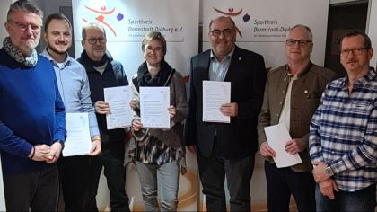 Förderbescheide an zufriedene Vereine, von links: Sportkreisvorsitzender Rafael Reißer, Vedad Turic (Rechner, FSV 1919 Groß-Zimmern), Edgar Böhm (Vorsitzender, Sektion Darmstadt-Starkenburg des DAV), Astrid Ohl (Vorstand Halle, TV 1907 Heubach), Thomas Fischbach (Kinderschutzbeauftragter, TV 1888 Jugenheim), Heinz Eucker (Oberschützenmeister, SG 1454 Babenhausen) und Norbert Weiher (Schützenmeister, SG 1454 Babenhausen).                Bild: Uwe Knecht