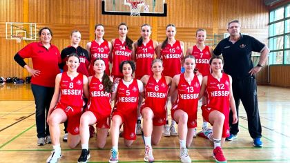 Der weibliche HBV-Kader des Jahrganges 2009 und jünger zeigte eine gute Leistung beim DBB-Sichtungsturnier in Steinbach, wo gleich 5 Hessinnen in den DBB-Sichtungspool nominiert wurden.                Bild: Landestrainer Spissinger