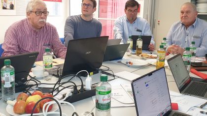Konzentriert bei der Sache: Bernhard Schmidt, Referent Thorsten Lenz, Renzo Secchi und Sportkreis-Vorsitzender Norbert Möller (von links) während der Klausurtagung zum Thema Microsoft 365.                Bild: Gerhard Strohmann