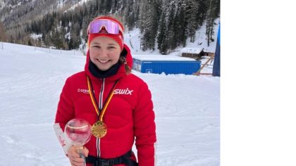 Marie Keudel mit dem Pokal für ihren Titel als Deutsche Jugendmeisterin                Bild: Rika Schulze