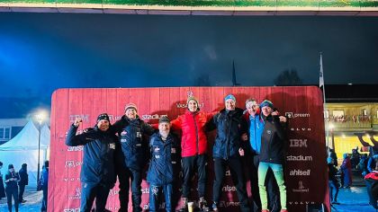 Vogelsberger Skilangläufer nach 90 Kilometer glücklich unter dem Zielbanner beim Vasalauf im schwedischen Mora                Bild: TGV Schotten