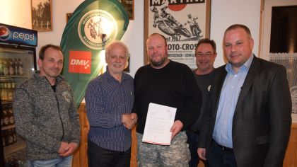 MCS-Schrecksbach
Wilfried Sommer (2. Von links) überreichte im Beisein von Bürgermeister Andreas Schultheis (rechts) den Vorstandsmitgliedern Torsten Kraft (von links), Christian Keil und Hans-Ulrich Merle den Bewilligungsbescheid des Landessportbundes .
                Bild: Günter Brandt