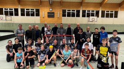 v.l. Stefan Schäfer, Harald Henkler, Peter Lohof, Norbert Höhne, Uwe Steuber, Hans Jürgen Kramer, Thomas Essmann, Dirk Möller, Rüdiger Patze, Regina Schneider, Sophie Schäfer und die Kinder der Edersee Sharks Herzhausen.

                Bild: Marius Hamel, Sportkreis Waldeck-Frankenberg