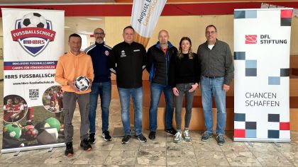 Auf dem Bild von Links:
Jochen Horz (Lehrer August-Bebel Schule), Bruno Pasqualotto (Cheftrainer HBRS Fußball), Michael Trippel (HBRS Sportlicher Leiter Fußball), Michael Six (Fachvorsteher Sport August-Bebel Schule), Lenka Lukacova (Lehrerin Sport August-Bebel Schule) und Stephan Scholz (Stellv. Schulleiter August-Bebel Schule)
                Bild: HBRS-Fussball