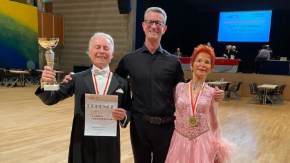 TSC-Trainer Patrick Zimmermann freute sich mit Heinz und Ilse
Ländner über die erfolgreiche Titelverteidigung und gehörte zu den ersten Gratulanten.                Bild: privat