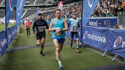 Der 22. Frankfurter Mainova Halbmarathon führte auch durch den Deutsche Bank Park.                Bild: Spiridon Frankfurt e.V.
