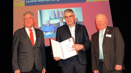 Helmut Meiser Vizepräsident des Landessportbundes Hessen würdigte den scheidenden Landrat Manfred Görig für seine Verdienste um den Sport im Sportkreis Vogelsberg, wofür sich auch der Sportkreisvorsitzende Werner Eifert dankbar zeigte.                FOTO: MICHELMANN