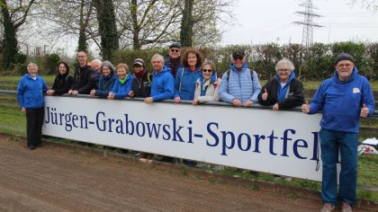Wie in jedem Jahr treffen sich die Prüferinnen und Prüfer schon vor dem eigentlichen Saisonstart auf dem Biebricher Jürgen-Grabowski-Sportfeld, um erste Übungen für das Sportabzeichen zu absolvieren.                Bild: Sportkreis Wiesbaden