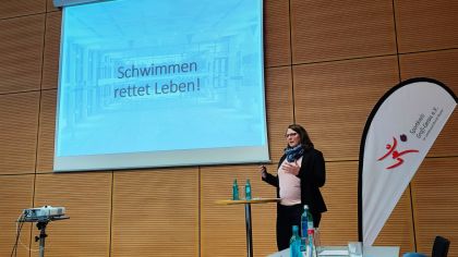 Olympionikin Meike Freitag während ihres Vortrags zum Thema Schwimmen                Bild: Steffen Engesser