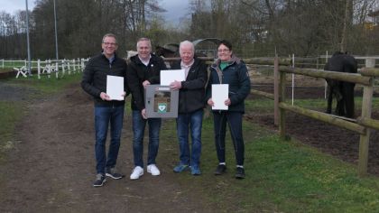 Sportkreisvorsitzender Werner Eifert (2. v. rechts) übergab an Claudia Pröscher (rechts) sowie (von links) Matthias Kraus und Oliver Gerch Bewilligungsbescheide des Landessportbundes in Höhe von insgesamt 5.916 Euro.                Foto: Stock