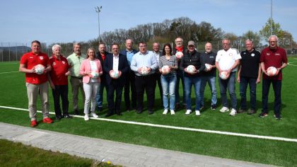 Gerne hätten die geladenen Gäste den neuen Platz selbst sofort ausprobiert: Aber es war ohne „entsprechendes Schuhwerk“ nicht möglich. Von links zu sehen: Manuel Brandenstein, Uli Manthei, Jobst Walter, Susanne Schneider, Uwe Herkt, Winfried Becker, Hans-Georg Albert, Mark Weinmeister, Frithjof Tümmler, Silke Sinning, Konrad Rysiewski, Matthias Springer, Jörg-Thomas Görl, Gerhard Kubitschko, Meik Badenheuer, Wilfried Koch
                Bild: Günter Brandt