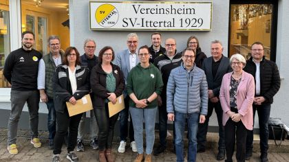 v.l. zweite Reihe: Andree Späth, Achim Fischhaupt, Herbert Hellwig, Uwe Steuber, Philipp Stracke, Joachim Rensing, Meike Wilke, Gerold Eppler, Marc Wende. erste Reihe: Bianca Littmann, Bettina Krugel, Kristin Schneider, Andreas Boltner, Rosi Müller                Bild: Marius Hamel, Sportkreis Waldeck-Frankenberg