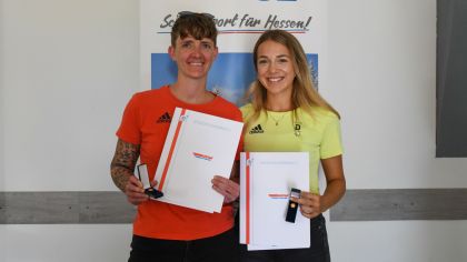 Noemi Ristau (l.) und Paula Brenzel (r.) 2023 bei der Verleihung des Goldenen Schneekristalls                Bild: Jan Simon Schäfer