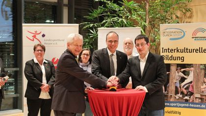 Silke Nowakowsky durfte die Integrationsarbeit des Vereins im Landessportbund vorstellen. Am Tisch links lsb h-Vizepräsiddent Ralf-Rainer Klatt, in der Mitte der damalige hessische Sportminister Peter Beuth.                Bild: S. Nowakowsky