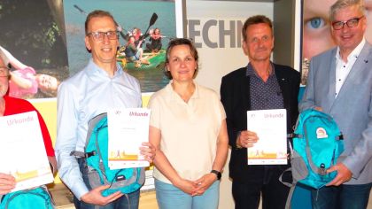 Langjährige Sportabzeichen-Prüfer wurden vom Sportkreis-Vorsitzenden Uwe Steuber (rechts) und Servicestellen-Leiterin Kerstin Mühlhausen (Mitte) geehrt: (von links) Horst Tillack, Knut Holzapfel und Manfred Zink.                 Bild: Peter Bienhaus