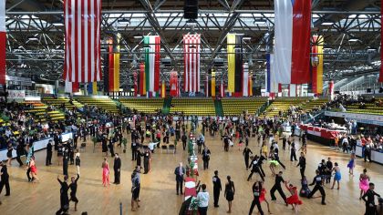 Buntes Treiben auf acht parallelen Tanzflächen der mit Parkett ausgelegten Eissporthalle                Bild: Robert Panther (www.PantherPhotoPress.de)