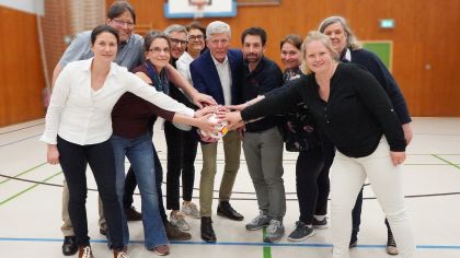 Für den Sport in der Wetterau am Ball: (Von links) Anja Stoll-Kaiser (Geschäftsstelle), Ralf Wächter (Stv. Vorsitzender Öffentlichkeitsarbeit), Tanja Rauch (Beauftrage Seniorensport/Gesundheit), Thomas Golla (Stv. Vorsitzender/Sportwart, Sportabzeichen), Servet Yildirim (Integrationsbeauftragte), Jörg K. Wulf (Vorsitzender), Daniel Schwarz (Beauftragter Schule und Verein), Katrin Gäckle (Beisitzende) sowie Lenau Schubert und Katja Zielinski-Guthe (beide Geschäftsstelle).
Nicht auf dem Foto: Frank Dehnke (Stv. Vorsitzender Finanzen) und Julia Tauber (Bildungsbeauftragte) 
                Bild: Sportkreis Wetterau