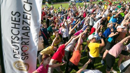 Schülerinnen und Schüler recken und strecken sich für das Sportabzeichen auf der Tour 2019  in Immenhausen.
 
                Foto: DOSB/Treudis Naß