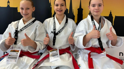 Kata Team weiblich Hessen 2 / U12-U14 : Sara Funes Ullrich, Karolina Japuncic und Elena Romic von Eintracht Frankfurt-Karate
                Bild: Markus Seitz &amp; Eintracht Frankfurt Karate