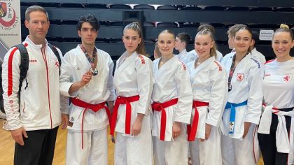 V.l.: Thorsten Steiner (Landestrainer Kata), Nima Kheiri-Ahvazi, Julie Stevens, Annika & Natalie Jürgensmann, Patricia Hebbel, Sophie Wachter (Landestrainerin Kata)                Bild: Julie Stevens für den HFK