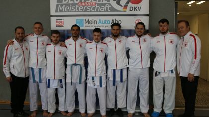 Kampfgemeinschaft Kassel/Limburg v.l.: Jamal Laudiai (Landestrainer Kumite Hessen Süd), Marvin Bier, Maxim Harisow, Aymane Takzima, Edgard Merkine, Emre Aslan, Danyil Anisimov, Marcel Shepelev, Alexander Lang (Landestrainer Kumite Hessen Nord)                Bild: Martina Bier für den HFK