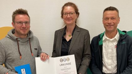 Schlossschule Braunfels v.l.n.re.: Daniel Rink, Schulleiterin Brigitte v. Zydowitz, Jochen Horz                Bild: Jochen Horz