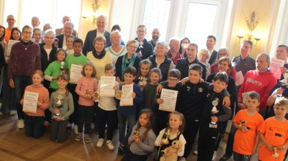Gruppe aller Geehrten im Festsaal des Wiesbadener Rathauses                Bild: Andreas Elsner