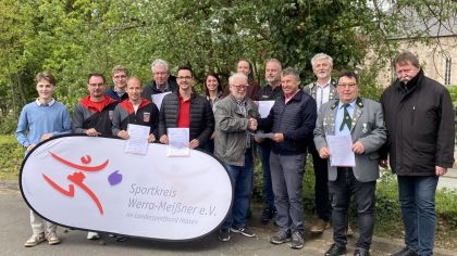 (v.l.) Benedikt Friedrich, Laurin Eberhardt (Eschweger Luftsport-Verein), Marcus Reichert, Florian Voigt (TTV 1979 Eschwege), Horst Landefeld (Tennisclub Hess. Lichtenau), Jan Fahrenbach (SV Rot-Weiß Hundelshausen), Anke Baum, Nadine Schäfer (beide Reit- und Fahrverein 1980 Altefeld), Joachim Kraus (stellvertretende Vorsitzende des Sportkreis), Oliver Zyskowski (FC 1928 Hebenshausen), Michael Krones, Reiner Mayer (beide SV Reichensachsen), Uwe Hofmeister und Detlef Ludolph (Schützenverein 1863 Großalmerode)                Bild: Nicole Zimmermann