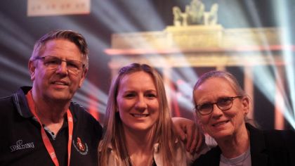 HBV-Landestrainer Ebi Spissinger, "JtfO-Patin" Finja Schaake und HBV-Vize-Präsidentin Birte Schaake  trafen sich bei der JtfO-Abschlussveranstaltung in der Max-Schmeling-Halle Berlin und schwelgten in Erinnerungen.  Mit der Theo-Koch-Schule Grünberg war das "Trio" bei drei Schulweltmeisterschaften am Start.                 Bild: Spissinger