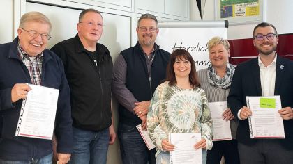 Strahlende Gesichter gab es bei den Vereinsvertretern bei der Überreichung der Bewilligigungsbescheide in der Sportkreis-Geschäftsstelle in Oberursel.                Bild: Gerhard Strohmann