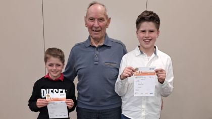 Auf dem Bild von links: Leonard Schmidt mit 5xGold, Adam Schleucher,  Stützpunktleiter des TSV Höchst, Adrian Geist mit 5xGold

                Bild: Sportkreis Odenwald Petra Weigel