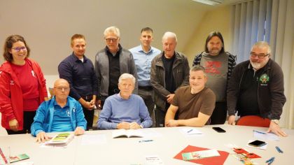 20.000 Euro für die Arbeit ihrer Sportvereine erhielten vor kurzem Vereinsvertreter in der Geschäftsstelle des Sportkreises Wetterau. Unser Foto zeigt von links Katharina Stecher (TV Ober-Mörlen), Klaus Hübner (TV Ebersgöns), Florian Scheller und Georg Leboterf (beide Karate-Do Kyohan Glauburg), Jörg K. Wulf (Vorsitzender Sportkreis Wetterau), Nils Nothnagel (TC Büdingen), Klaus Heuser (TG Friedberg), Jochen Müller (Reit- und Fahrverein Gedern), Holger Schubert (FSV Dauernheim) und Michael Claus (Schützenverein Bad Vilbel).                Bild: Ralf Wächter